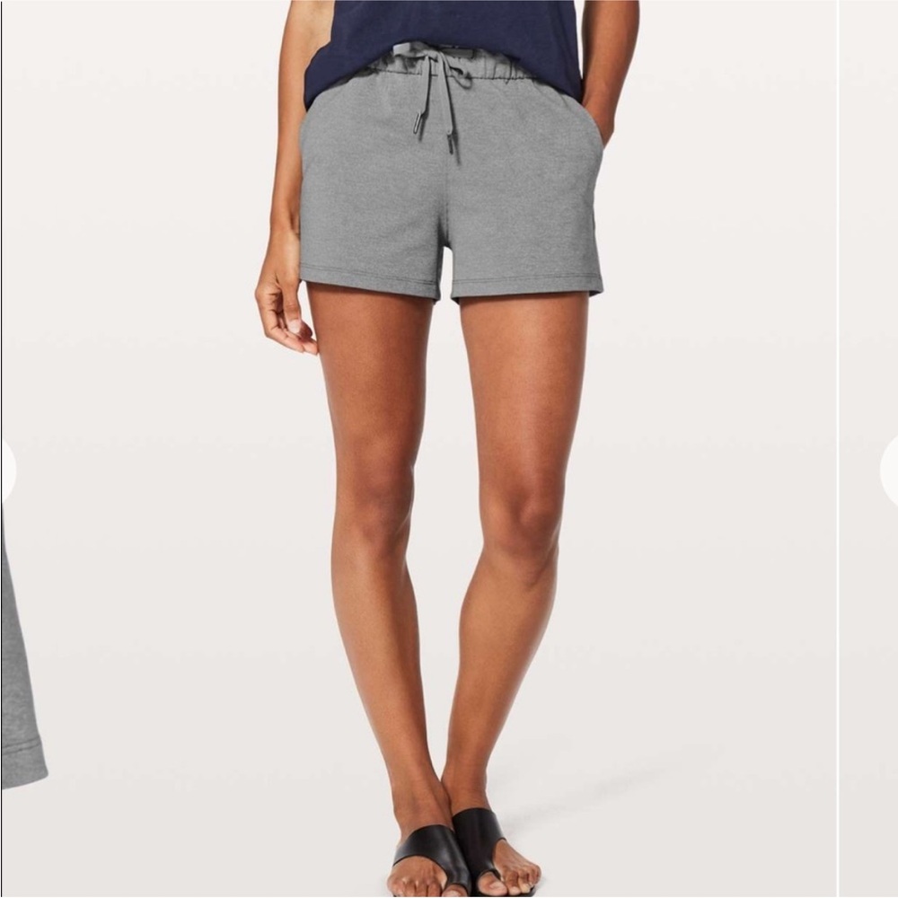Lululemon On The Fly Short / 4-way stretch / Gray / Size 8